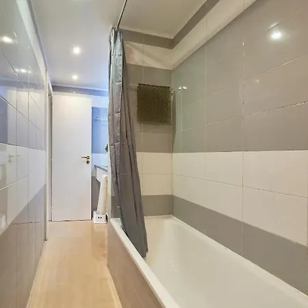 Cosy And Modern With Garage And Swimming Pool アパート *